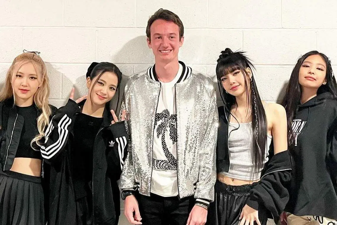Frederic（中）曾现身Blackpink洛杉矶演唱会，与成员们合照。（互联网）