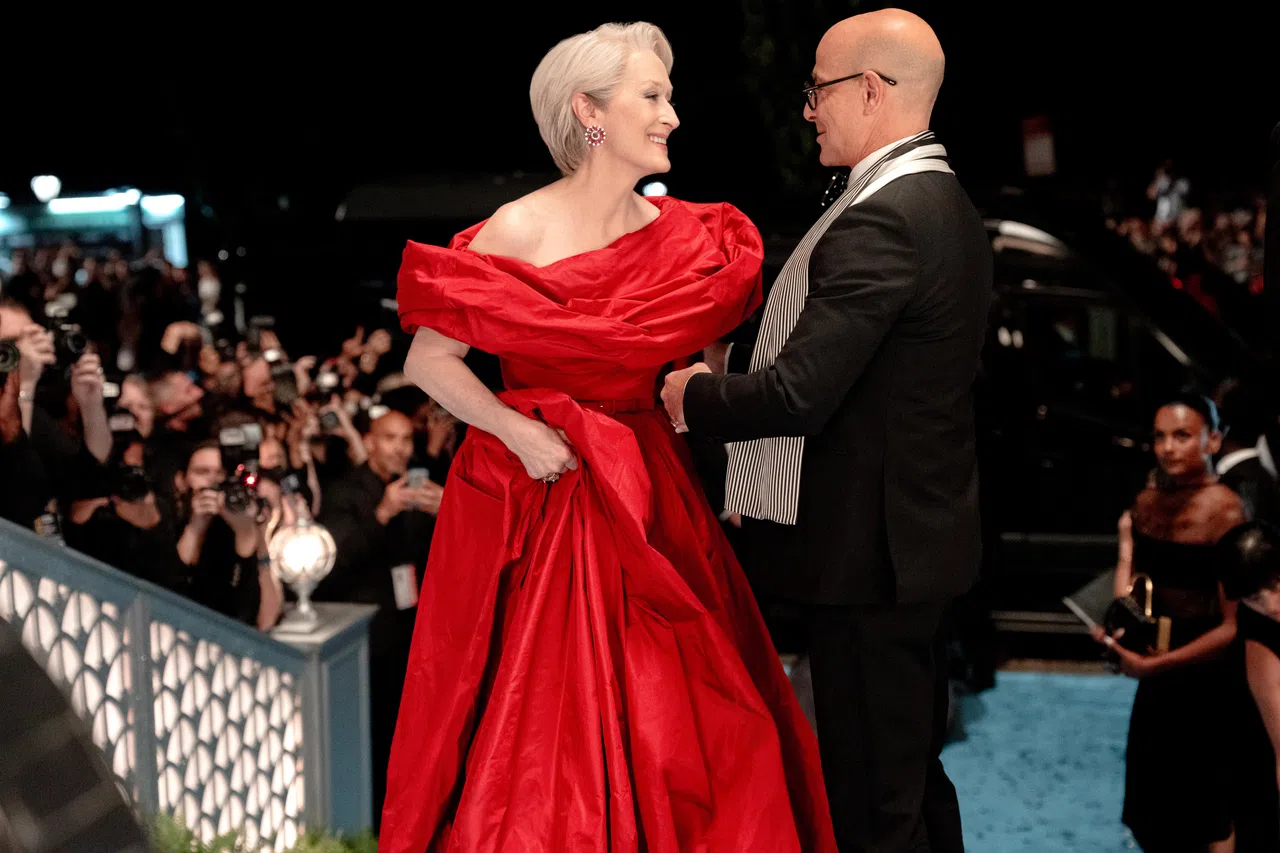 Meryl Streep（左）与饰演得力助手的Stanley Tucci精彩对戏。（迪士尼提供）