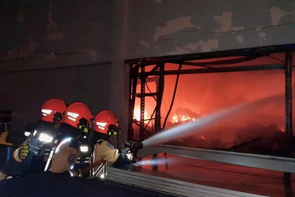 民防部队动用了七支水枪、两台无人驾驶灭火机，以及一个高空消防水炮（aerial monitor）进行灭火，火势目前已受控。（取自民防部队脸书）