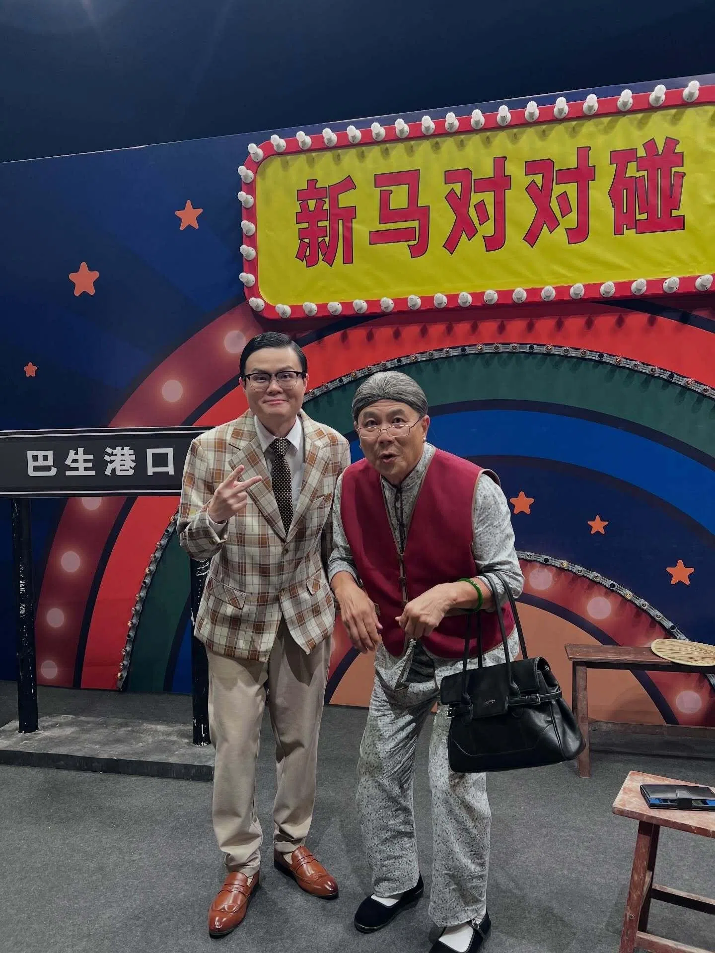 梁志强（右）年初到马来西亚宣传贺岁片《梁婆婆VS阿炳》时，与卢卡斯会面。（取自卢卡斯脸书）