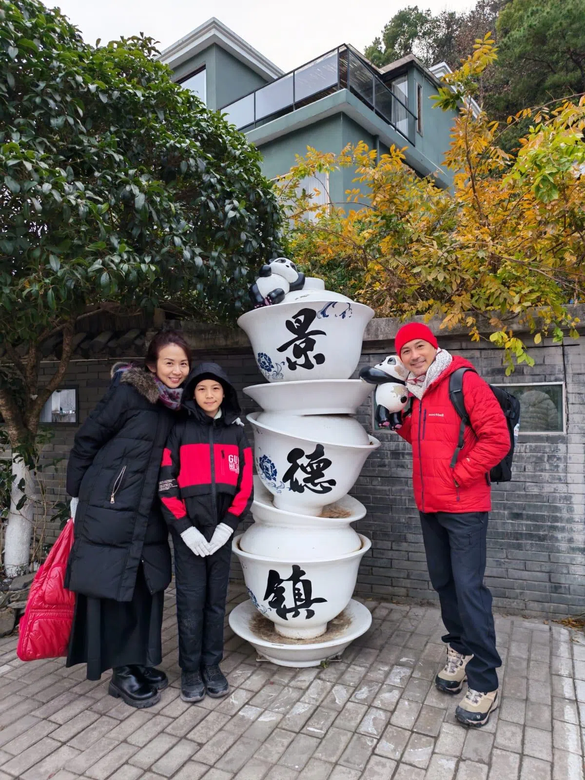 林明伦接受《联合早报》电访时，与陈毓芸和幼子林道恺在中国景德镇旅行。（林明伦提供）