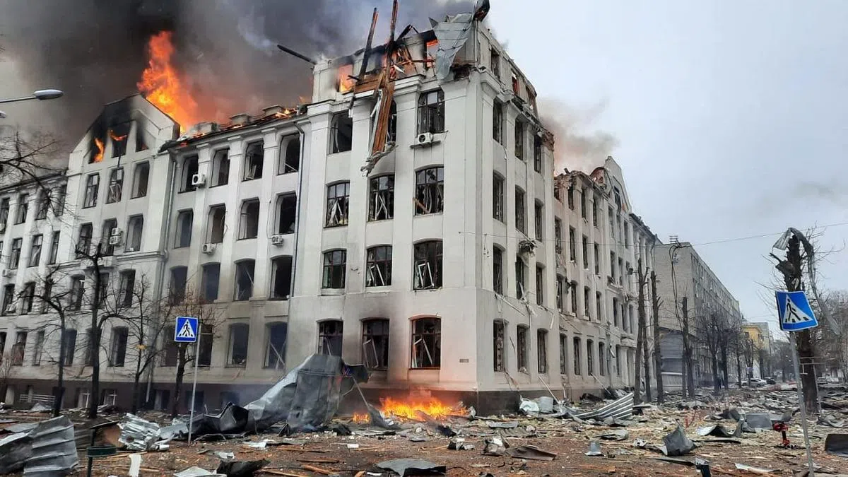 哈尔科夫市中心自由广场（Svobody Square）遭到俄军轰炸。大爆炸导致附近一座政府大楼被炸毁，街道满目疮痍。（法新社） 