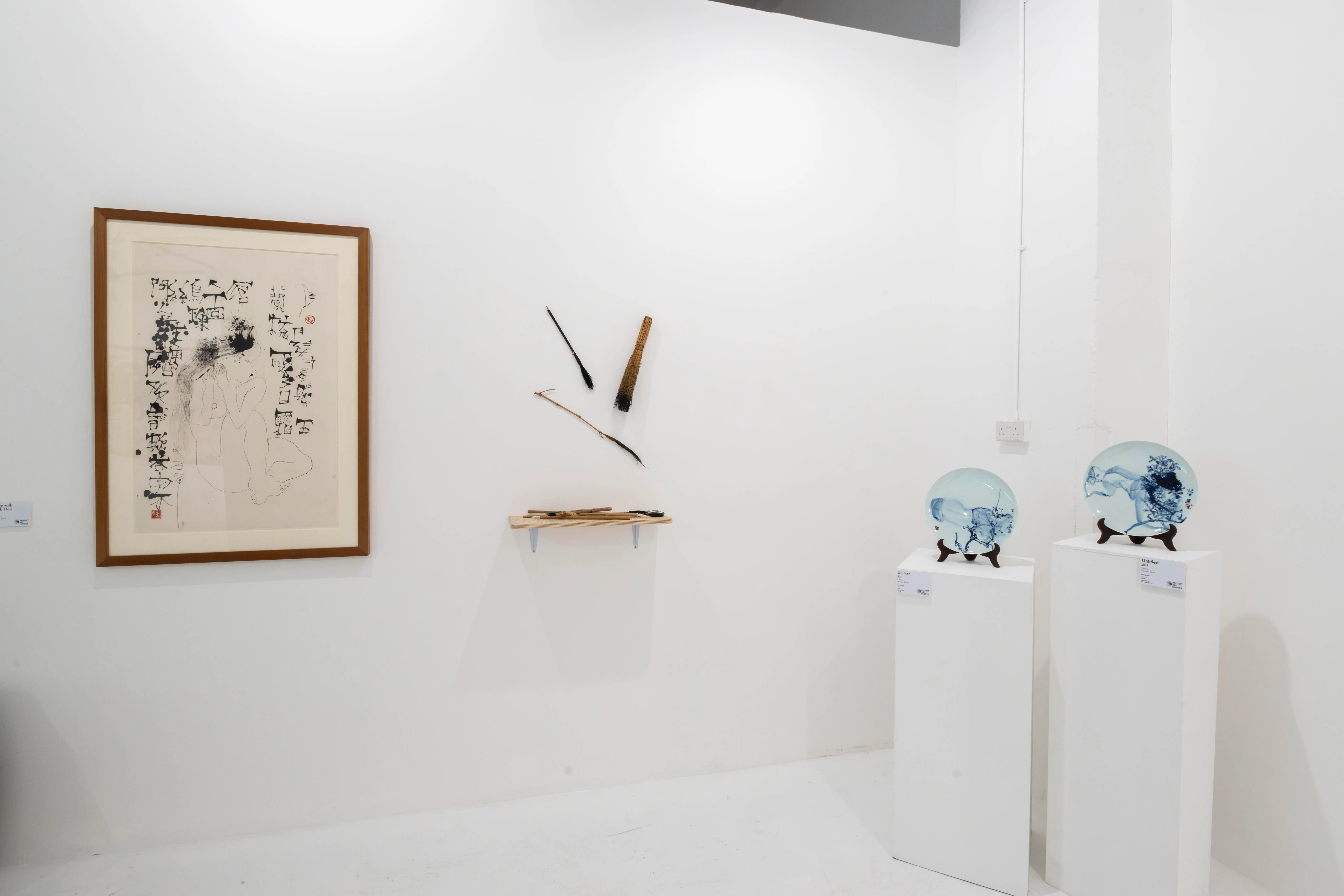 展览展出石虎的水墨画、瓷器作品以及生前使用的画笔。（Project Art Hunter提供）