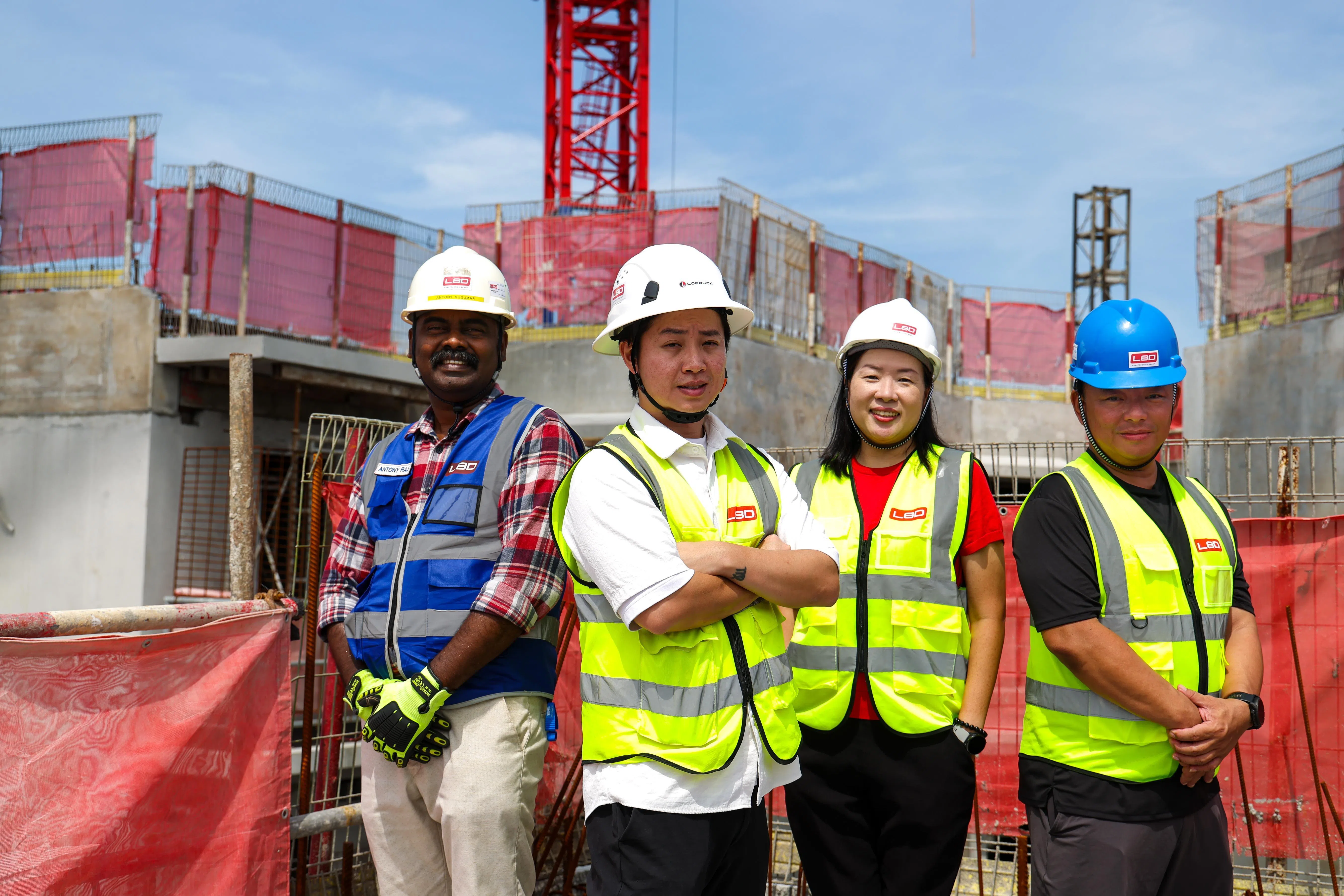 LBD Engineering正在加冷一处工地如火如荼地施工。左起为LBD Engineering项目安全员安东尼（Antony Raj Amalasugumar）、项目经理林建廷、集团安全与可持续发展经理蔡丽玲，以及关联公司通发兄弟的安全经理陈顺发。（林明顺摄）