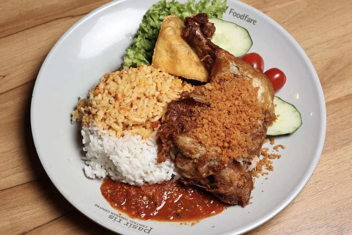 Uncle Penyet炸鸡腿套餐，鸡腿外皮酥脆，肉嫩多汁。（特约陈佩敏摄）