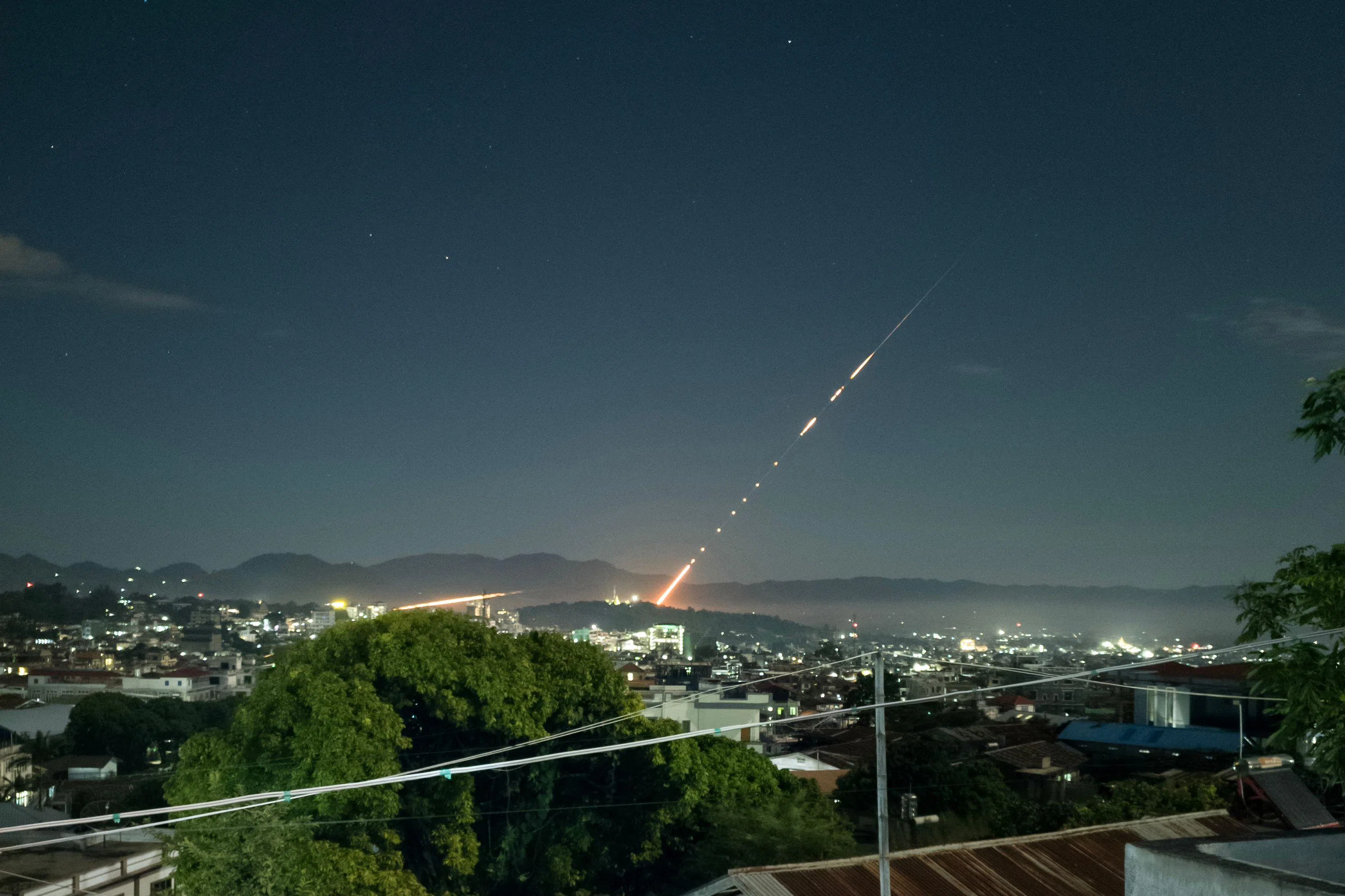 摄于上星期六（28日）晚的图片显示，缅军从掸邦腊戍镇一个基地发射导弹。掸邦北部民地武与缅甸军方的冲突已持续五天，数以千计的平民被迫逃离家园。（法新社）