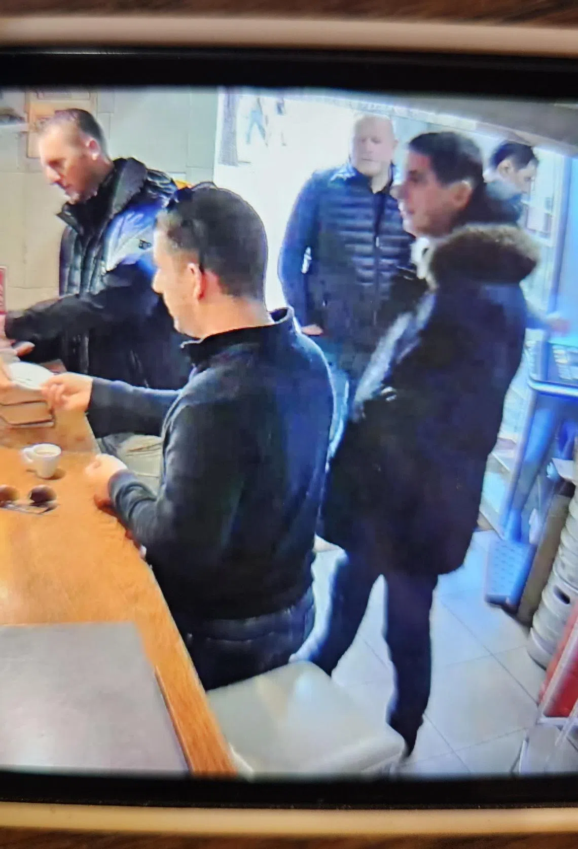 林恩扬向咖啡店取得闭路电视录像作为证据。（受访者提供）