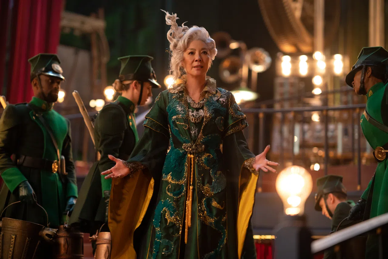 杨紫琼饰演的莫里贝尔夫人，是《魔法坏女巫：第二部》的关键反派人物。（UIP联邦影业提供）