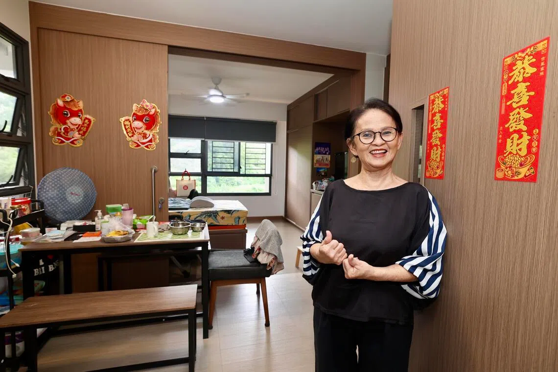 独居的曾慧玉（73岁）去年3月搬入武吉巴督社区关爱组屋，目前每月基本服务配套费用约170元。由于退休没有收入，她认为若月费能减至120元，长期而言较负担得起。（邝启聪摄）