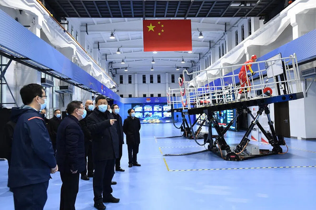 习近平昨天在二七厂冰雪项目训练基地了解北京冬奥会、冬残奥会筹办备赛情况。（新华社）