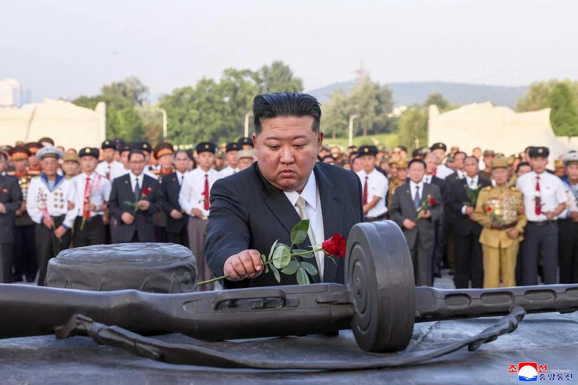 在“战胜节”72周年之际，朝鲜领导人金正恩前往平壤牡丹峰区的友谊塔献花圈。（法新社）