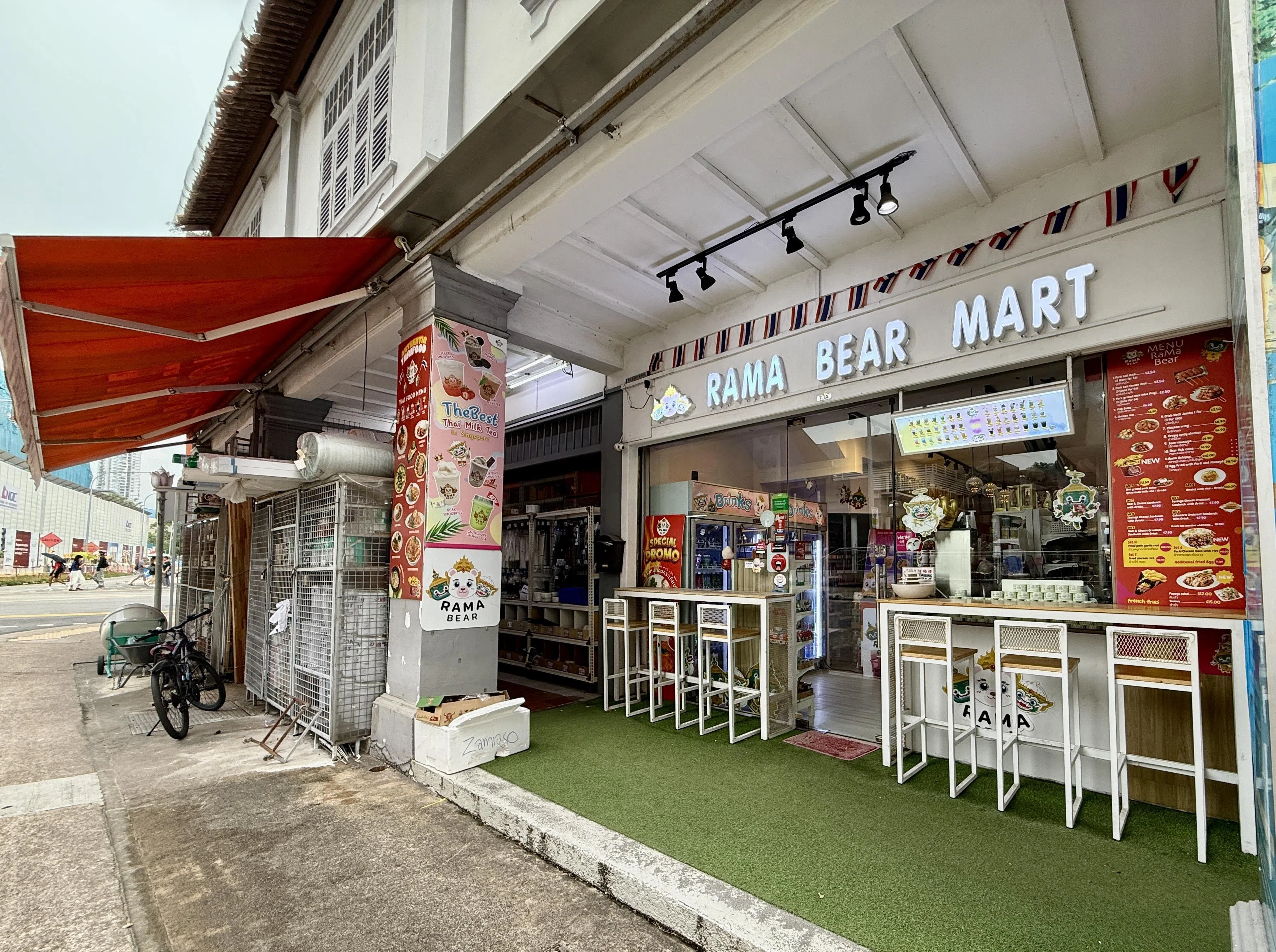 惹兰勿刹地铁站B出口附近的泰式杂货店Rama Bear Mart。（陈映蓁摄）