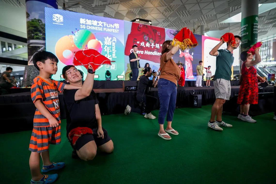 在南华潮剧社的表演后，不少孩童亲自上台尝试舞动手绢。（叶振忠摄）