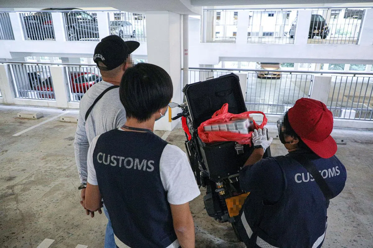 在一次突击行动中，关税局从35岁男子的电单车上搜出12条漏税烟。（林泽锐摄）