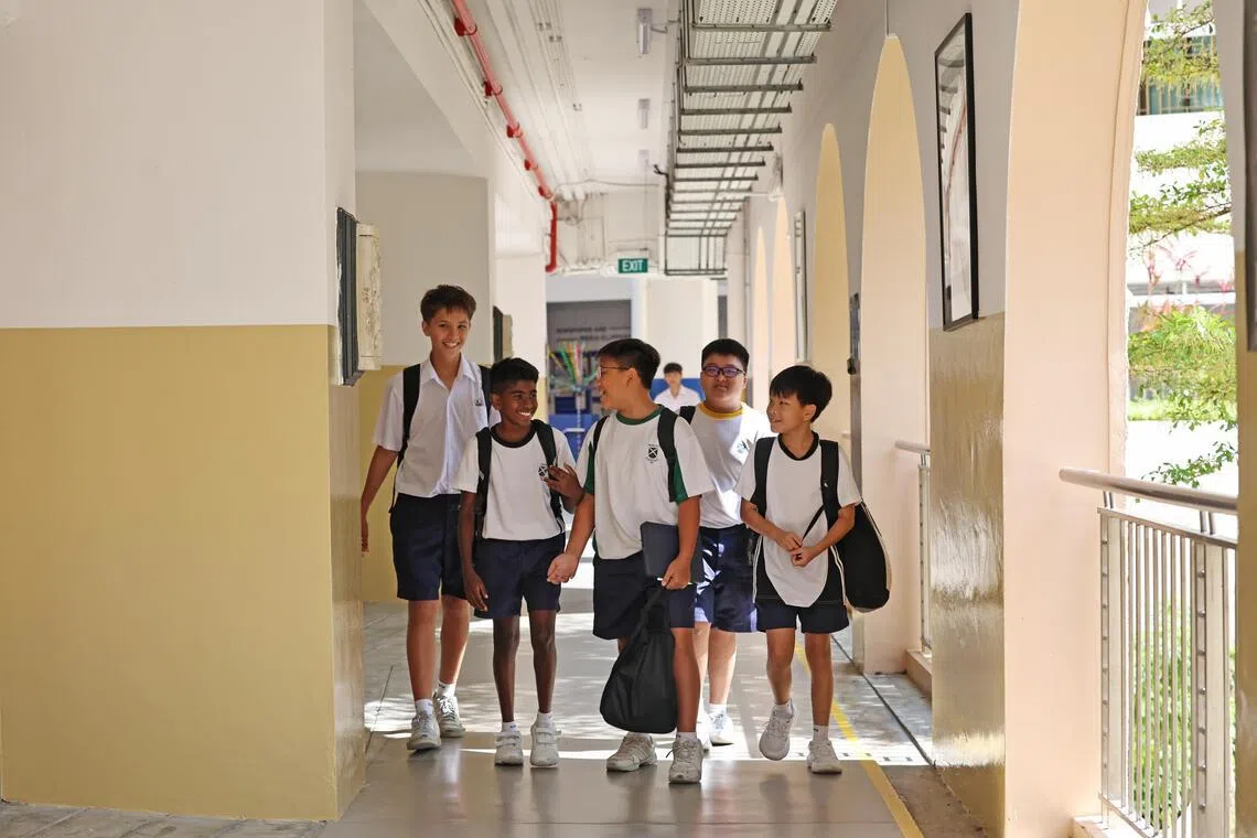 近年来，越来越多学校允许学生自由穿体育校服上学。（陈渊庄摄）