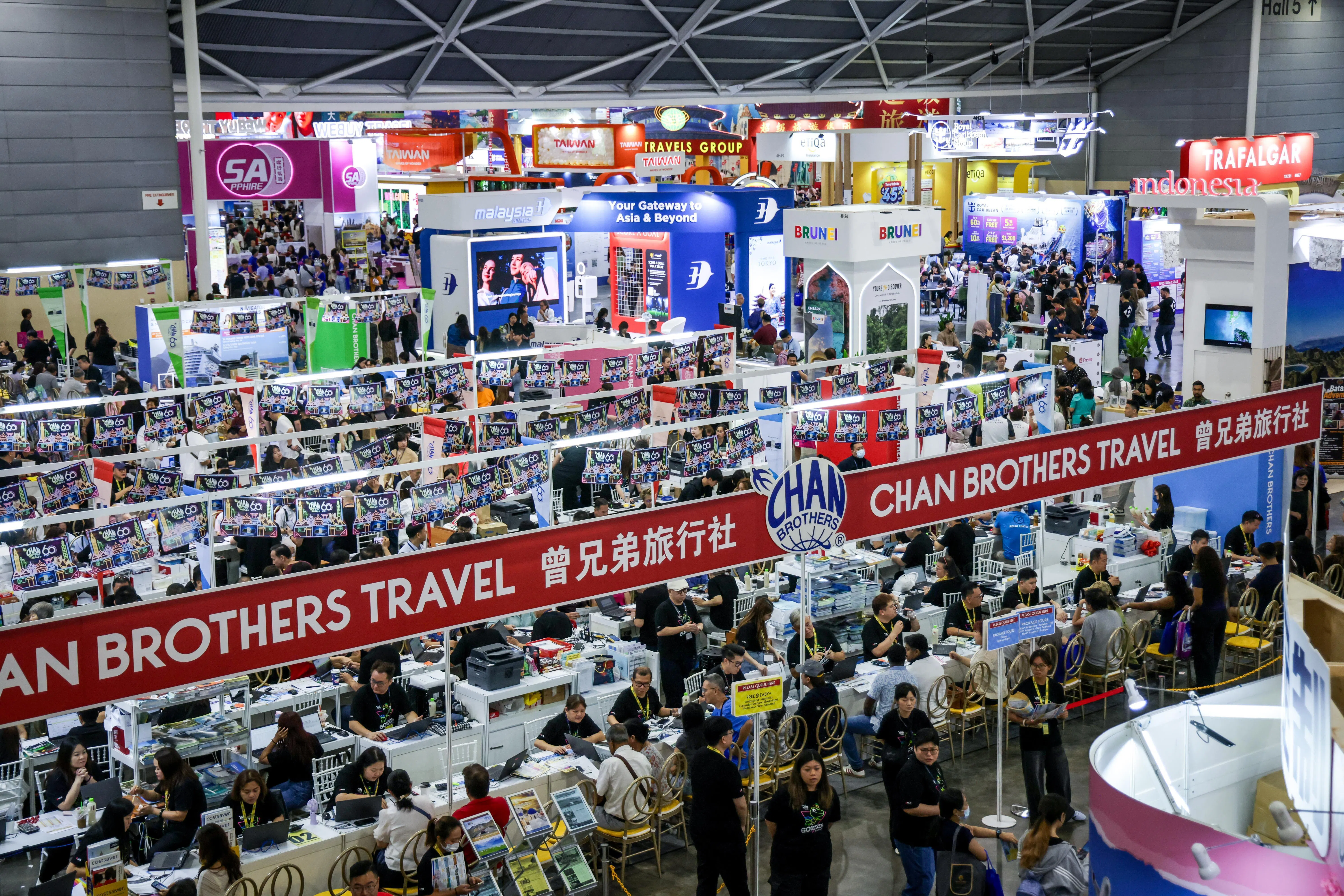 曾兄弟旅行社也推出冰雪世界、自然风光、科技探索等不同主题的旅游配套，丰富消费者的旅行体验。（叶振忠摄）