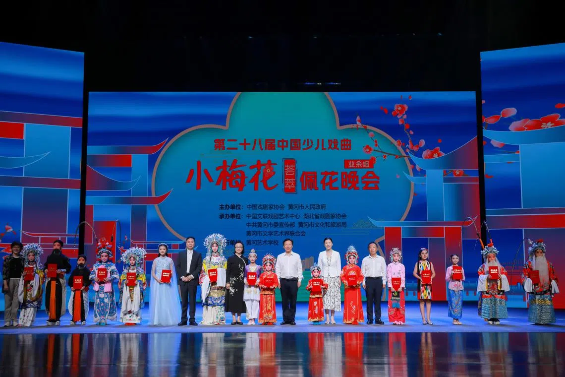 薛琬蓉（右三）身穿卡峇雅在授予“小梅花”称号的佩花晚会上。（受访者提供）