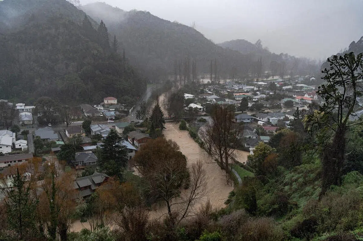 连任暴雨导致尼尔森市河流水位高涨，情况危急。（路透社）
