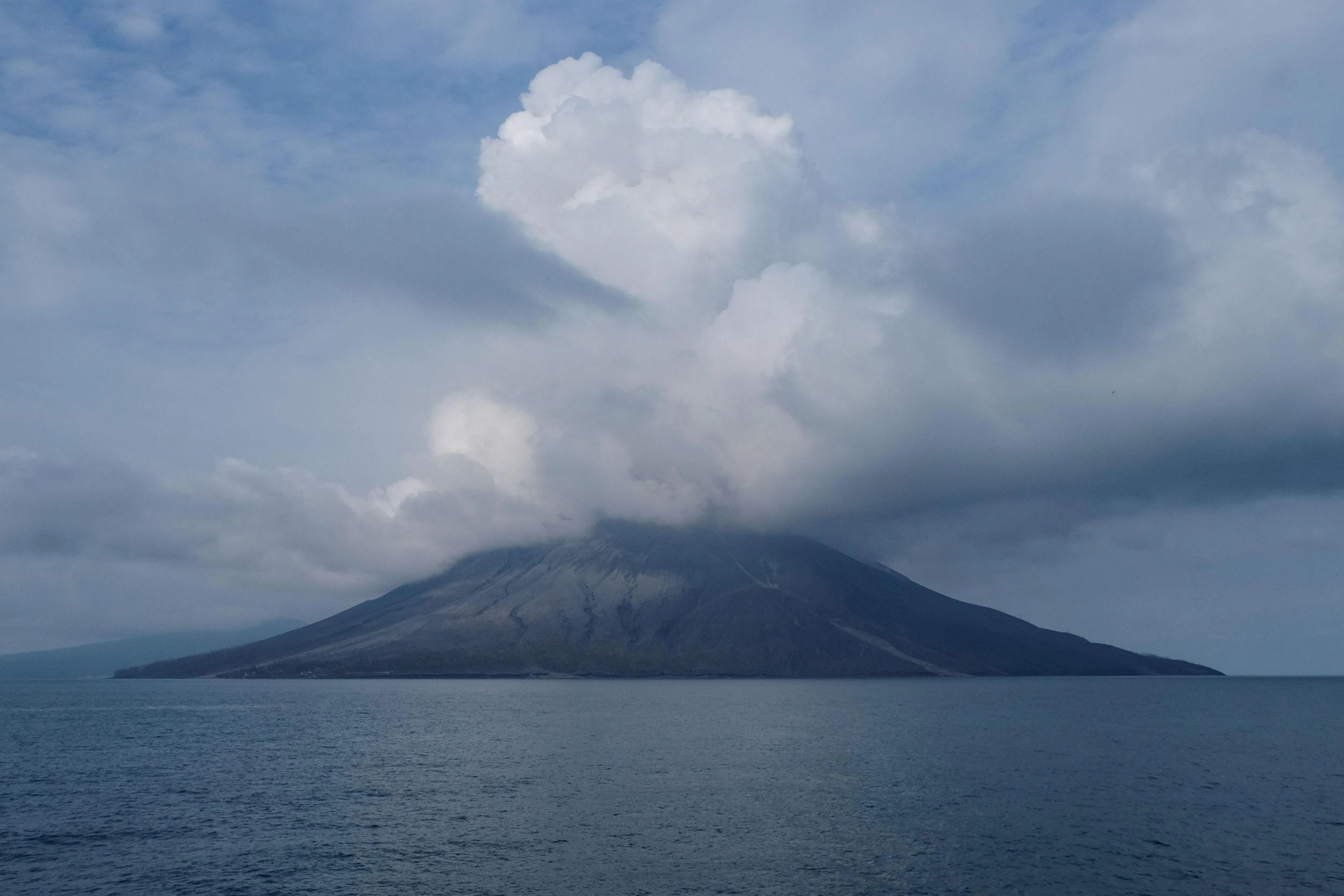 从希塔洛可目睹鲁昂火山喷发。火山早前在4月中旬喷发，造成3600多座建筑受损。（法新社）
