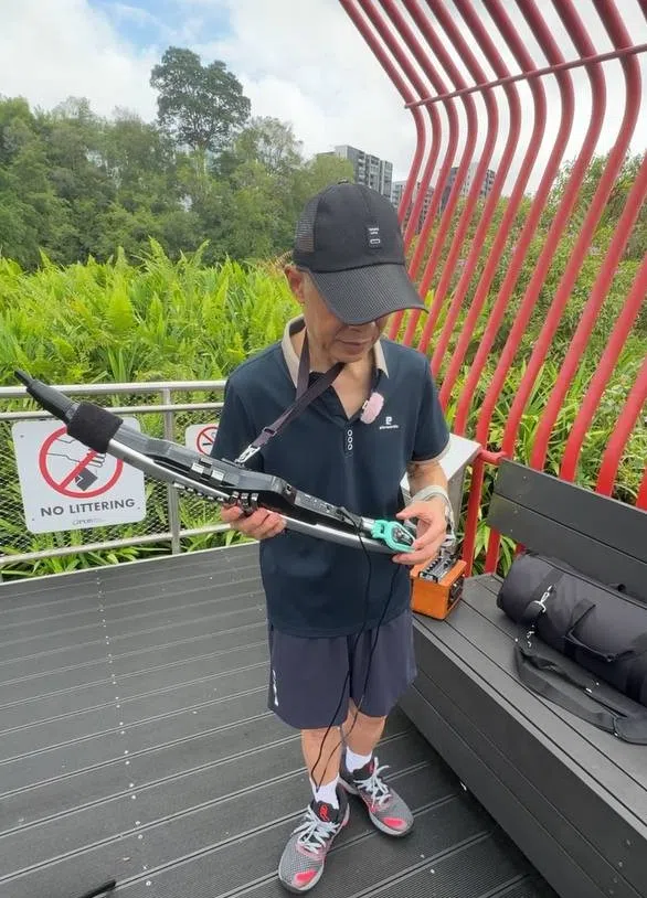 龚碧荣推荐老年人学习电吹管，它不仅易学，还可锻炼肺活量。（翁铭芯摄）