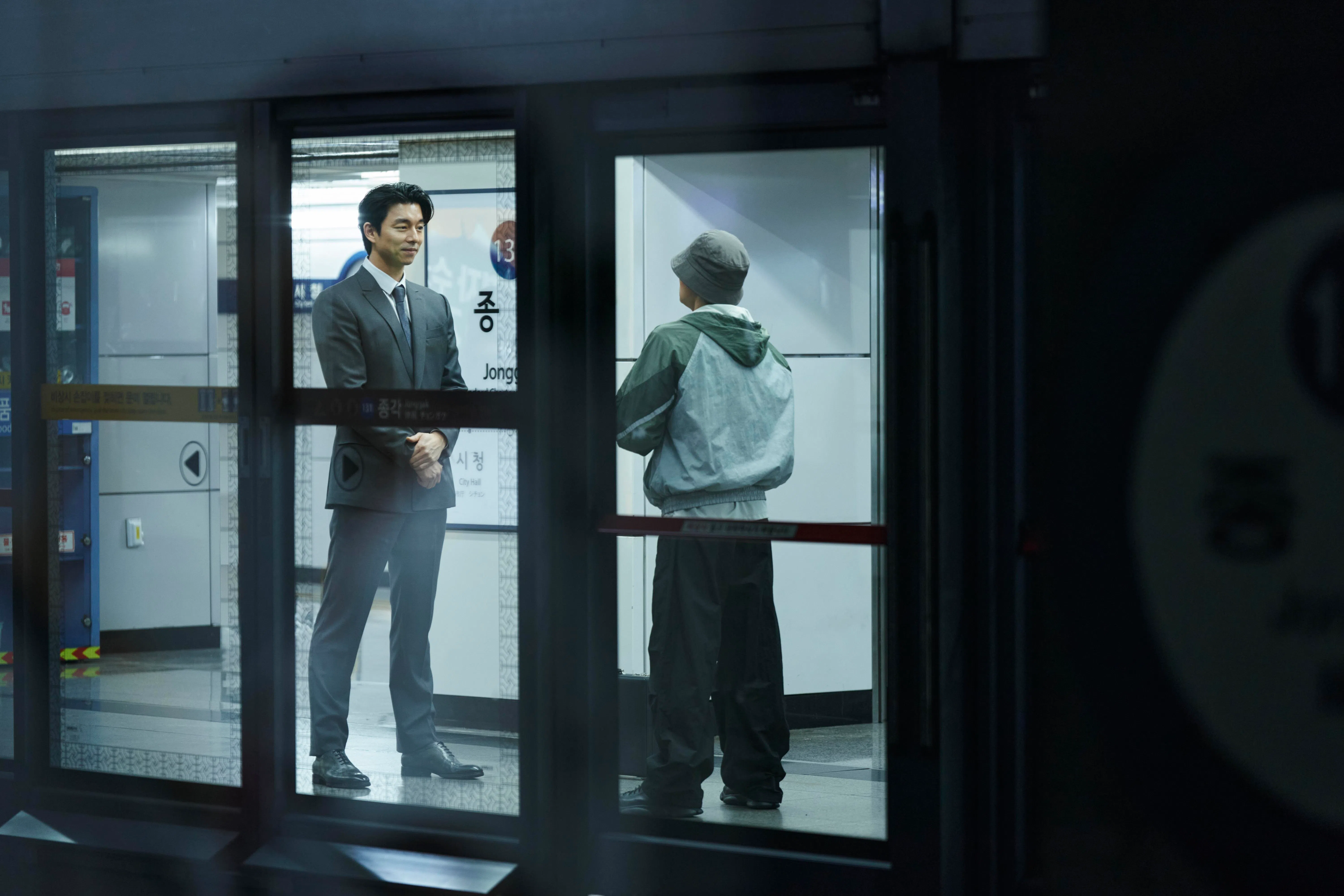 孔刘（左）在《鱿鱼游戏》中客串神秘的“西装男”。（Netflix提供）