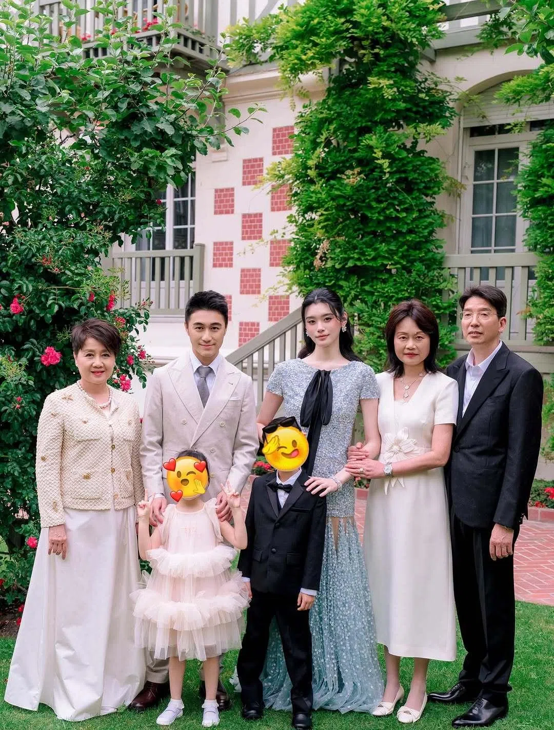 赌王四太梁安琪（左起）与儿子何猷君、儿媳奚梦瑶、两个孙子，以及亲家母、亲家公合照。（互联网）