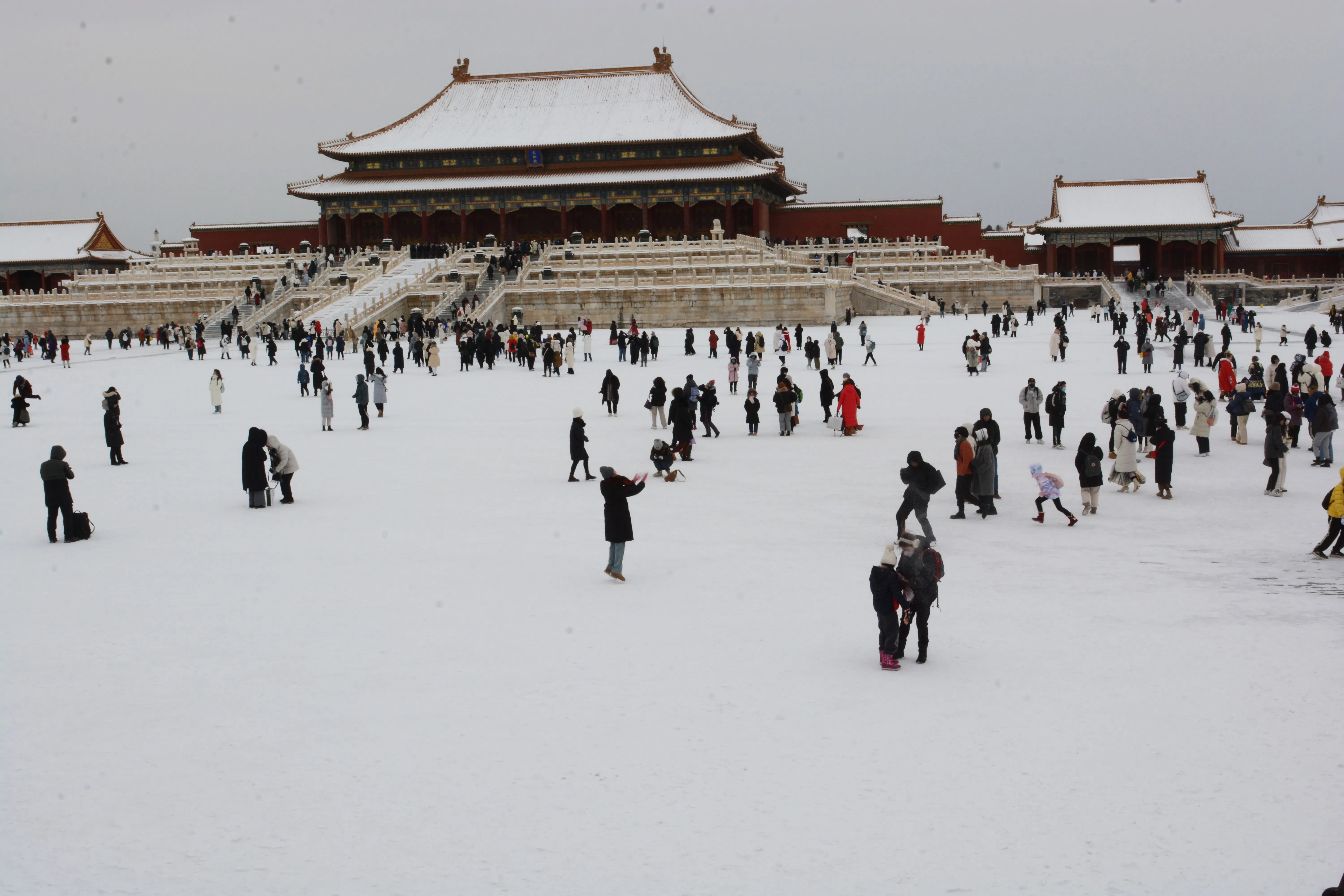 大雪覆盖的太和殿广场。