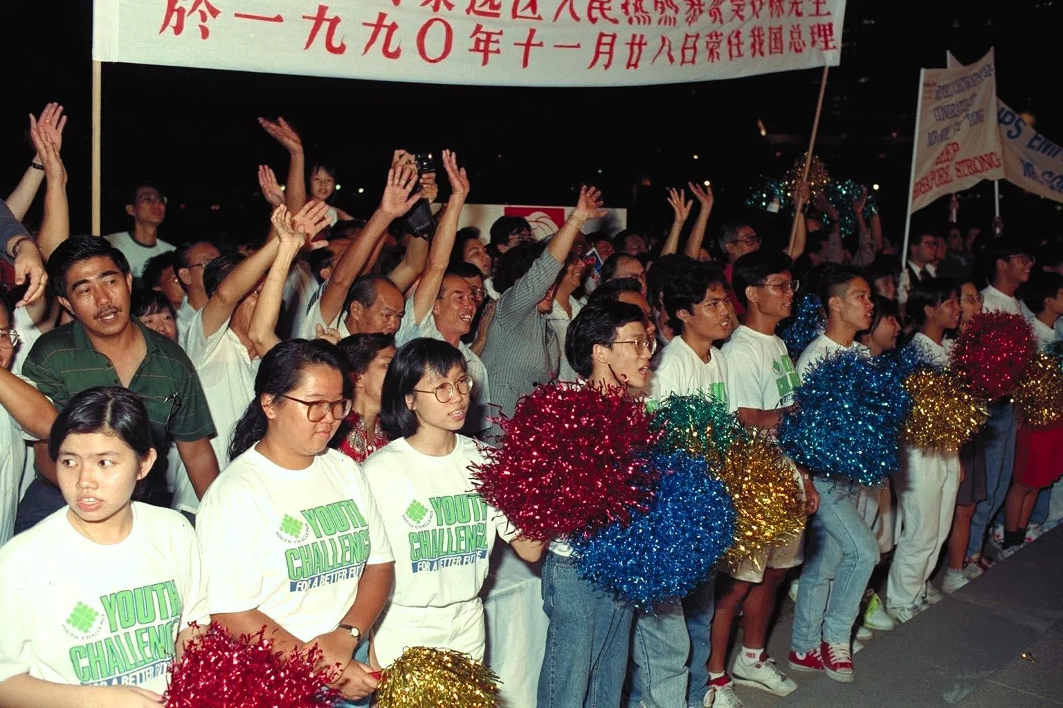 第二任总理吴作栋宣誓当天，支持者冒雨聚集在市政厅前大草场，表达对新政府的支持。（档案照片）