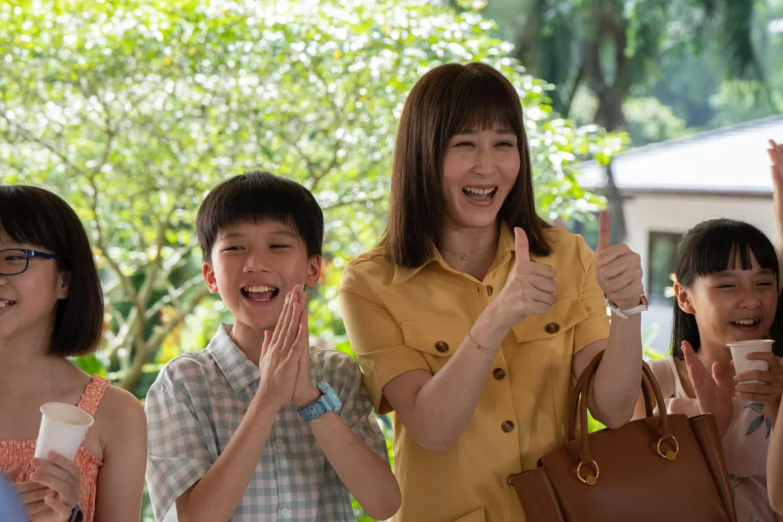 中国演员胡静（左三）和周俞辰（左二）在片中饰演母子。（嘉华院线提供）