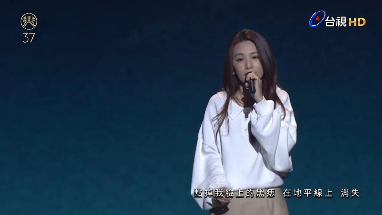 田馥甄（Hebe）在37届金曲奖颁奖典礼追思已故音乐人袁惟仁。（视频截图）