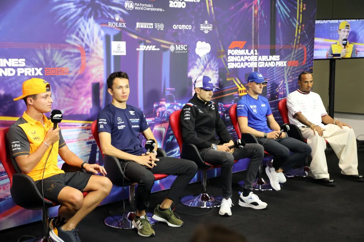 F1车手们出席赛前记者会，左起为迈凯伦的诺里斯、威廉姆斯的阿尔本、阿尔卑的奥康、“车王”迈克尔·舒马赫之子米克及马赛地的哈密尔顿。（邝启聪摄）