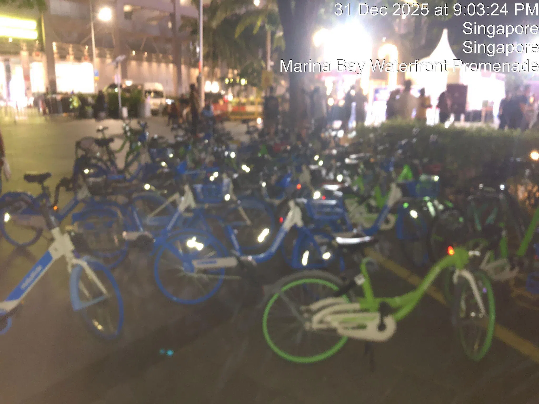 滨海湾中央岬的停放区在31日晚上9时许，停放了多辆共享脚踏车。（Anywheel提供）