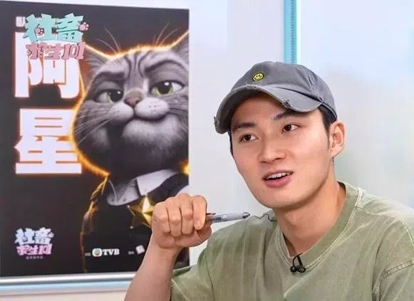 周嘉洛为TVB首部AI生成的微动画短剧《社畜求生101》献声，声演警方臥底“喵喵阿星”。（互联网）
