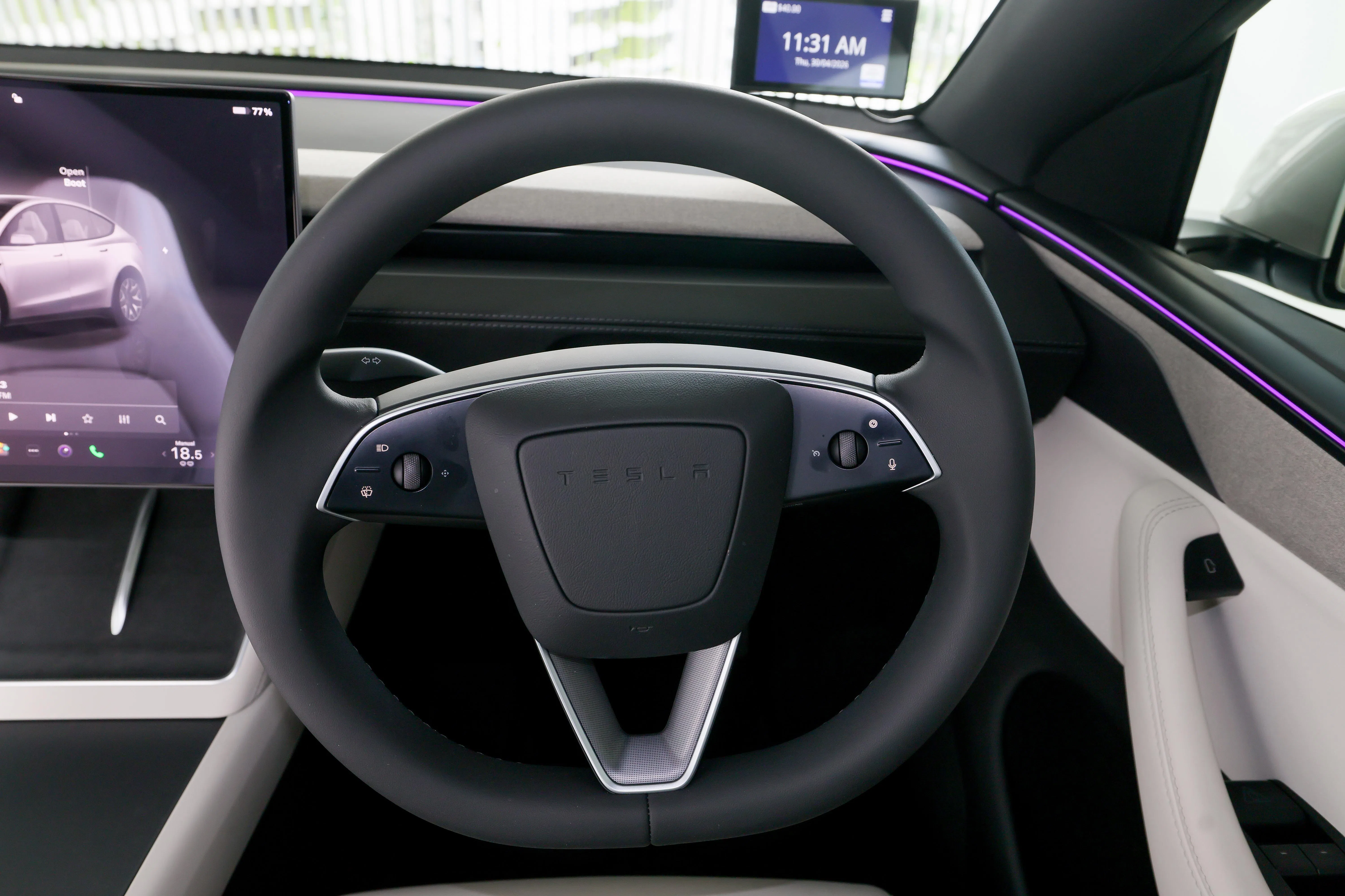 方向盘手感扎实，反应灵敏，操控准确。（龙国雄摄）