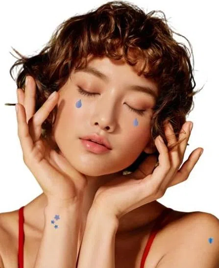 造型类贴纸设计选择多元，即使没有长痘也能贴，按照自己喜好装饰。（互联网）