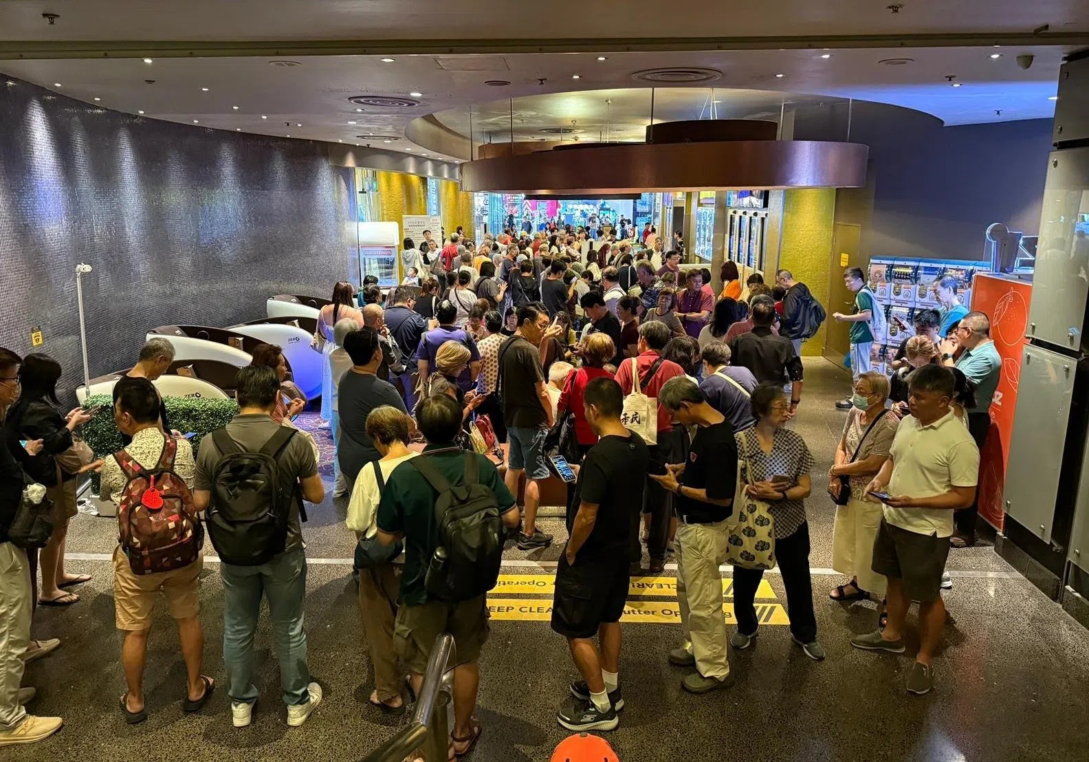 约300多名公众在嘉华怡丰城售票柜台抢票。（读者提供）