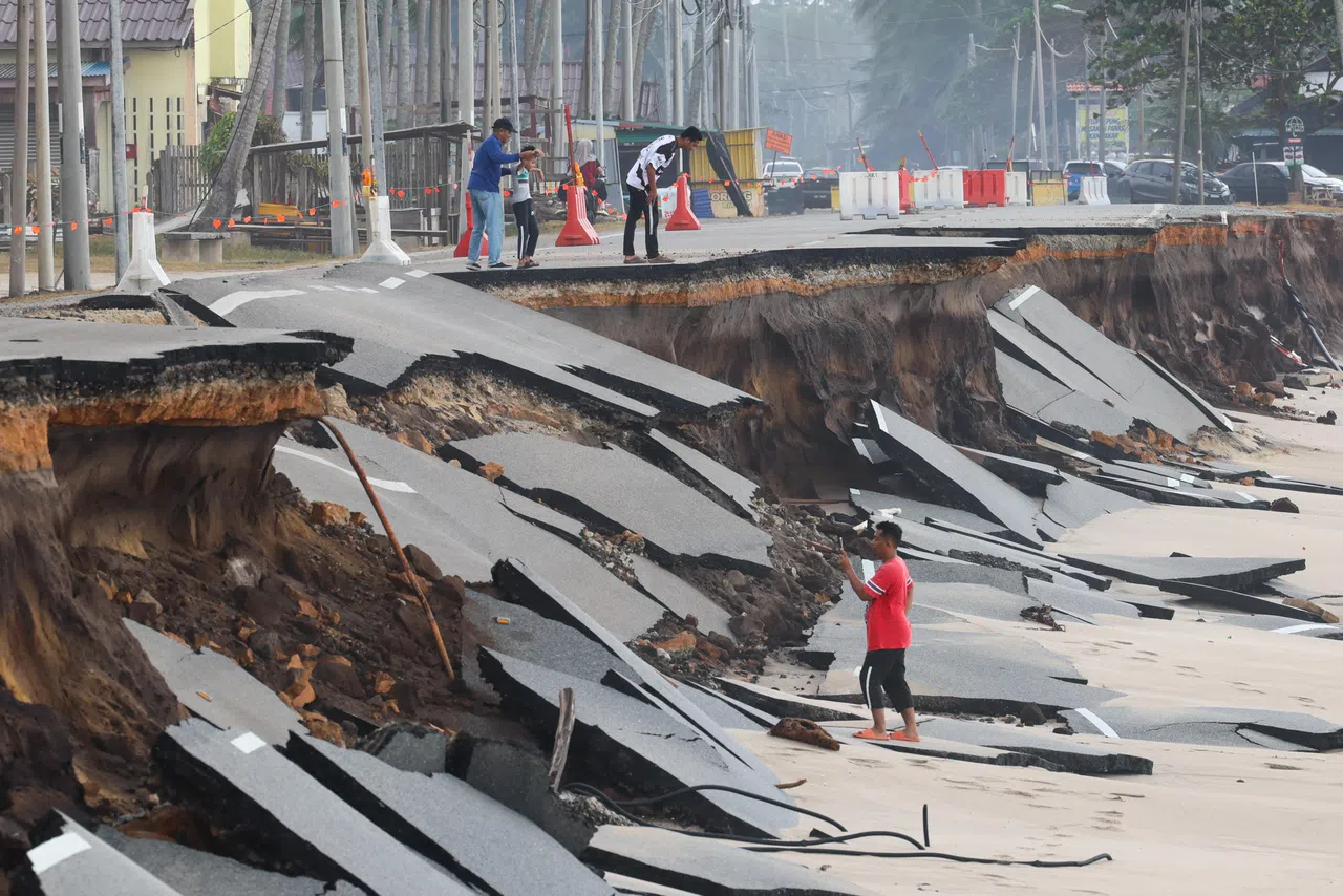 峇都拉吉甘榜丹绒的道路因连日来的大浪造成海岸侵蚀而坍塌。（马新社）