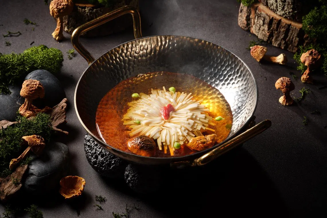 巴西蘑菇菊花豆腐汤的鲜美，源自带浓郁土壤香气和营养价值的干巴西蘑菇。（餐馆提供）