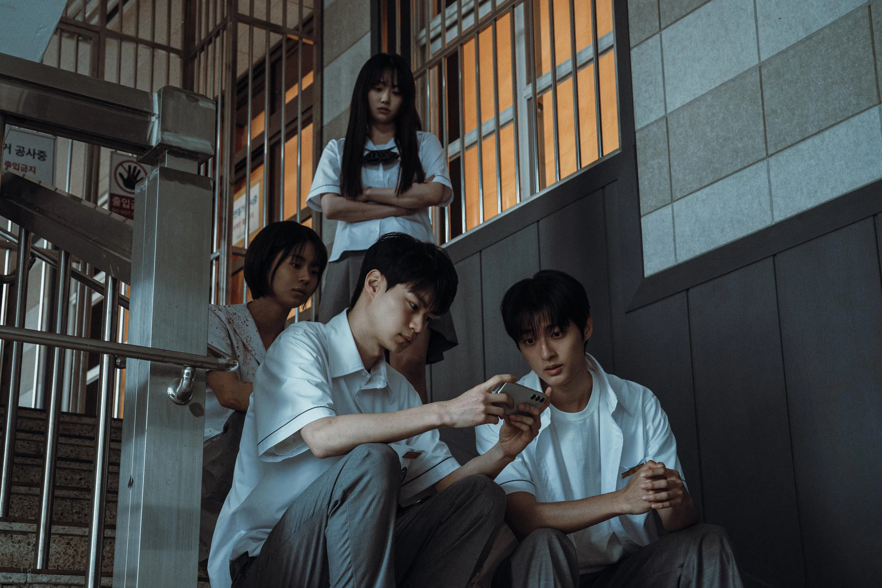 在《Girigo：夺命许愿》中，五名高中生要揭开夺命应用背后的真相。（Netflix提供）