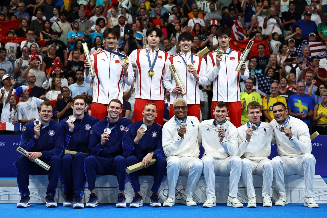 中国队（后排）在男子4X100米混合泳接力项目打破美国队（前排左）40年的垄断，右为法国队（前排右）。（路透社）