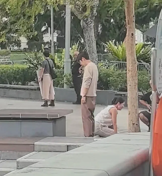 李准基2025年底在新加坡拍摄《绑架游戏》时，曾陆续被网民拍下开工画面，当中可见黄思恬。（互联网）