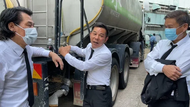 与刘德华合作过的三名特约演员︰（左起）张华、孖大、财哥。（视频截图）