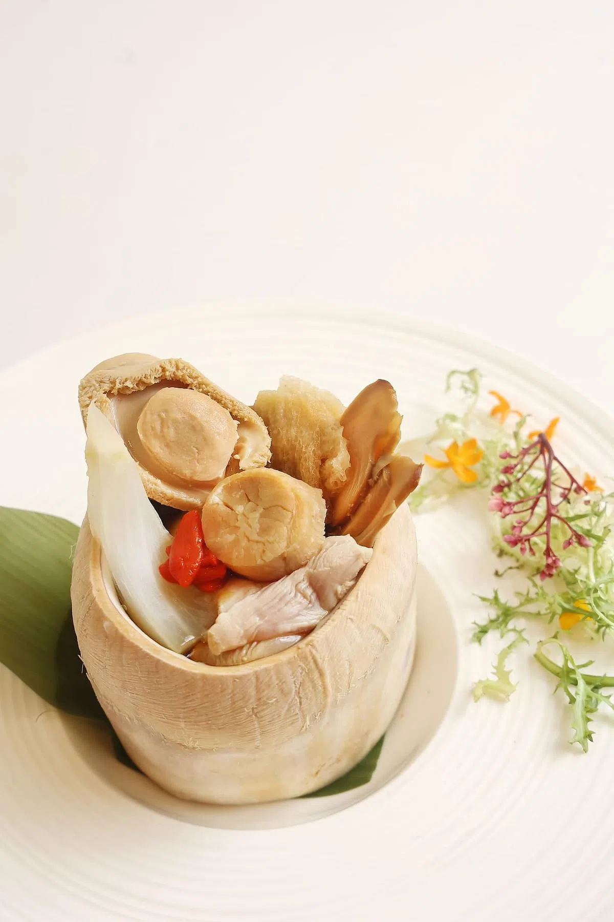 椰皇八头鲍鱼螺头菜胆柱脯汤，清甜又鲜香，非常暖胃。（陈渊庄摄）