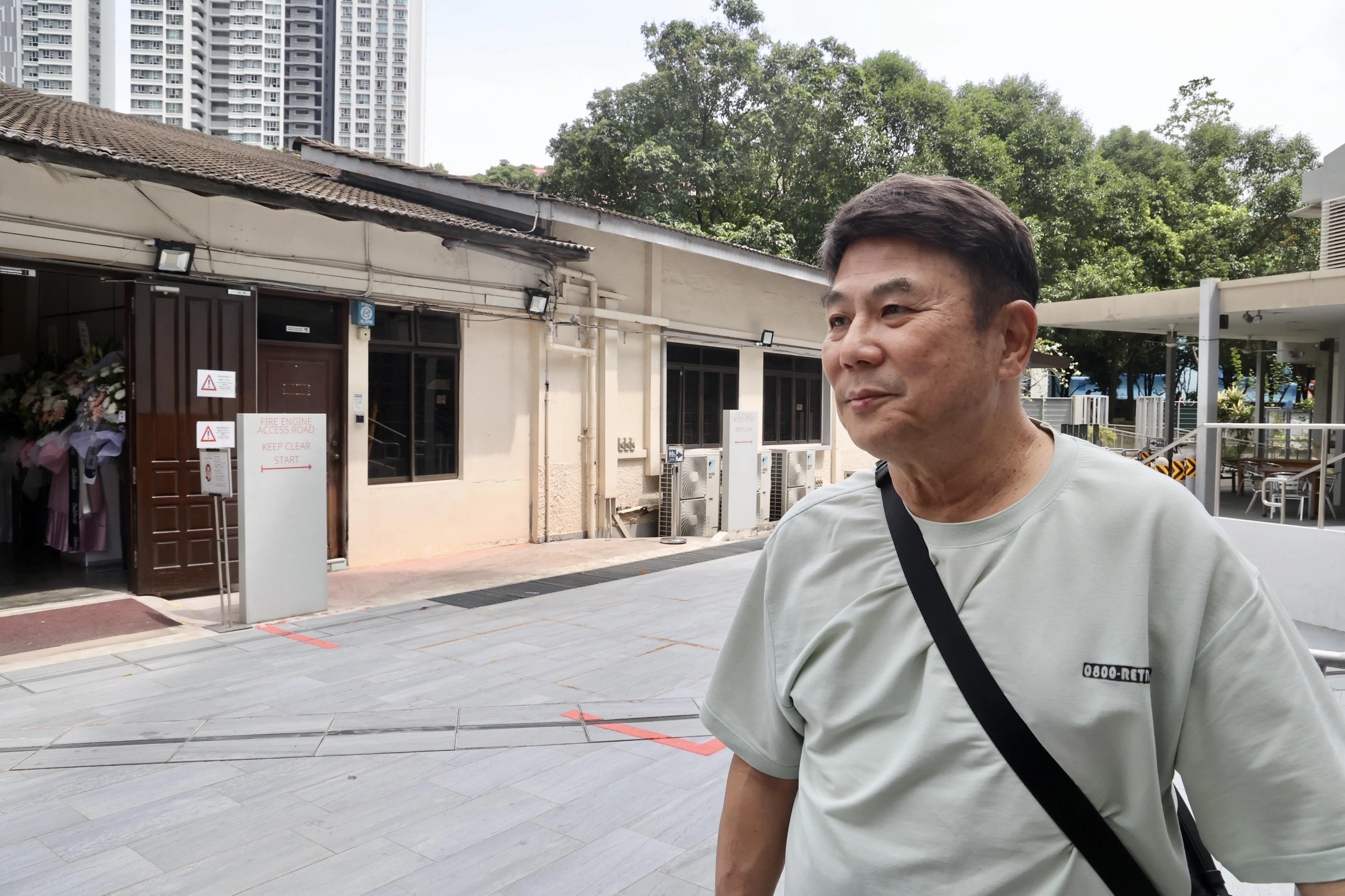 梁志强携同太太13日早上11时左右抵达灵堂现场，梁导夫妇在灵堂内与林益民遗孀拥抱。（邬福梁摄）