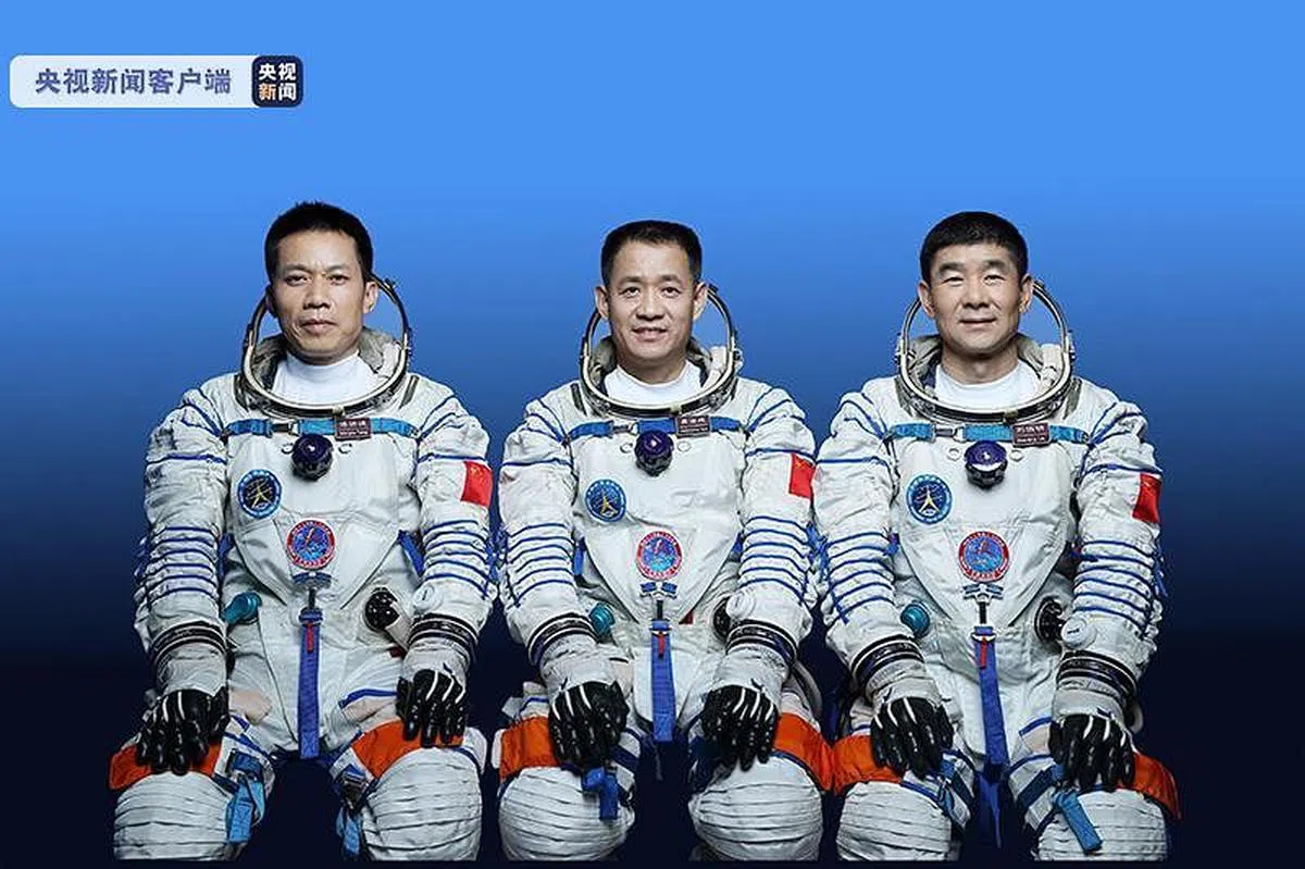 神舟十二号载人飞船三名航天员为聂海胜（中）、刘伯明（右）和汤洪波（左）。（央视新闻）