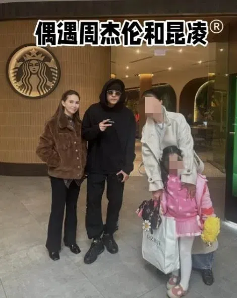 有网民在澳大利亚巧遇周杰伦和昆凌。（互联网）