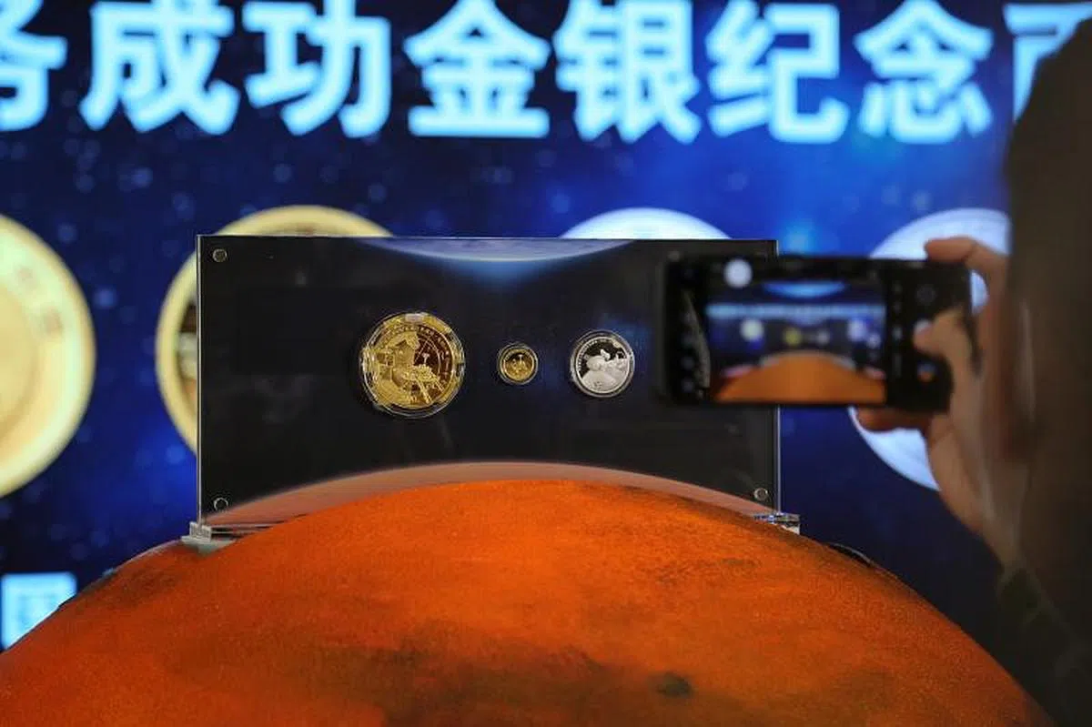 中国发行首次火星探测任务成功金银纪念币。（中新社）