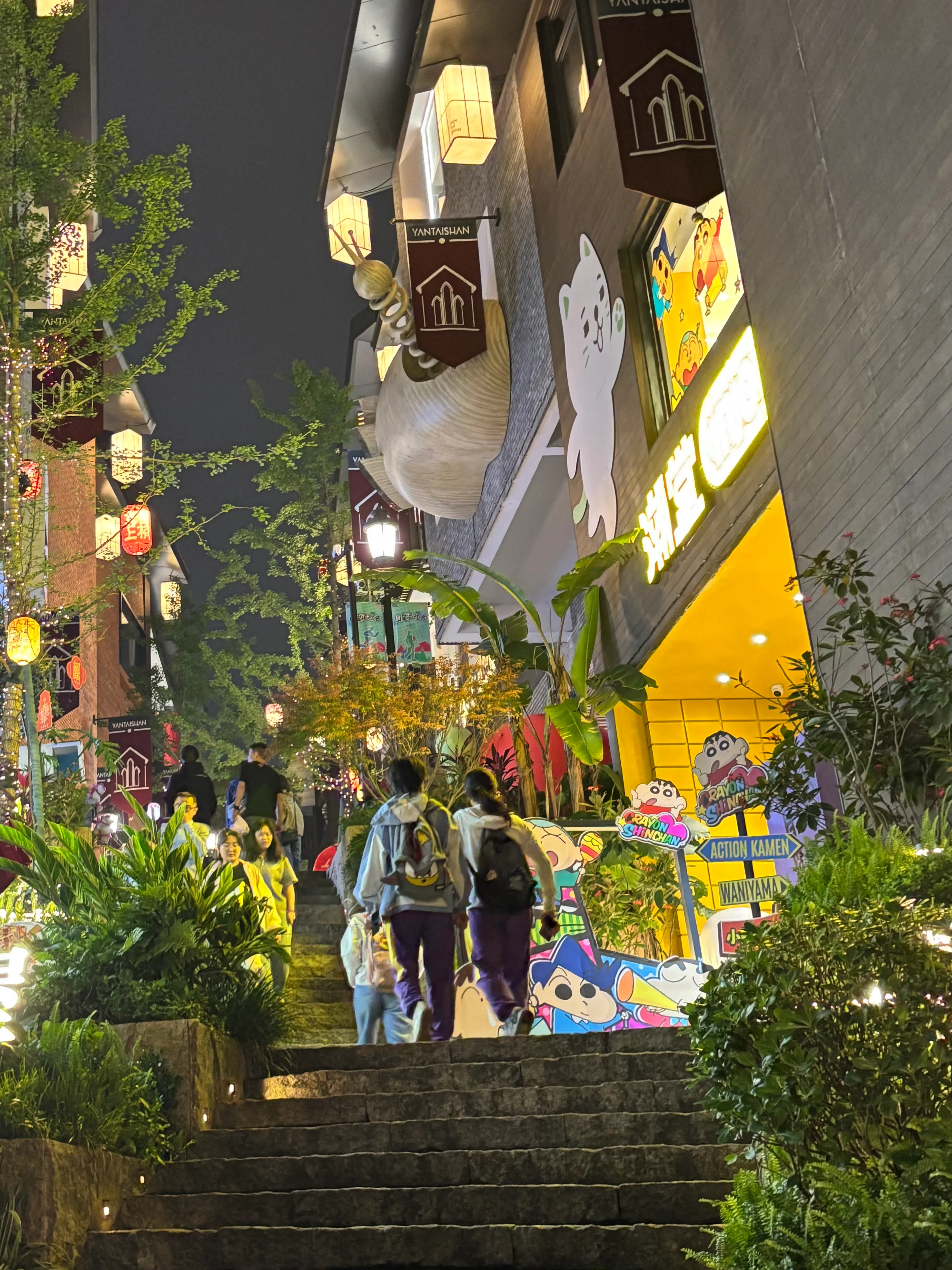 重新出发后的烟台山，吸引不少游客到那里逛街、购物和品尝美食。（谢燕燕摄）