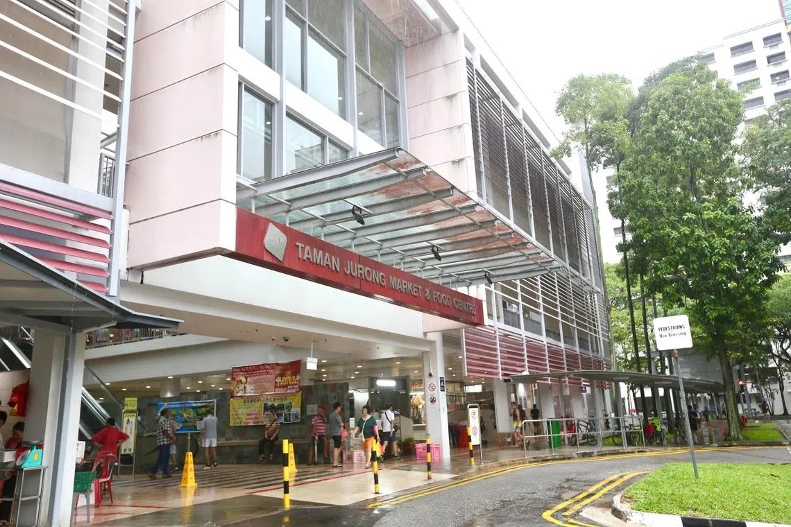 达曼裕廊熟食中心汇集不少人气传统食物摊位。（特约曾道明摄）