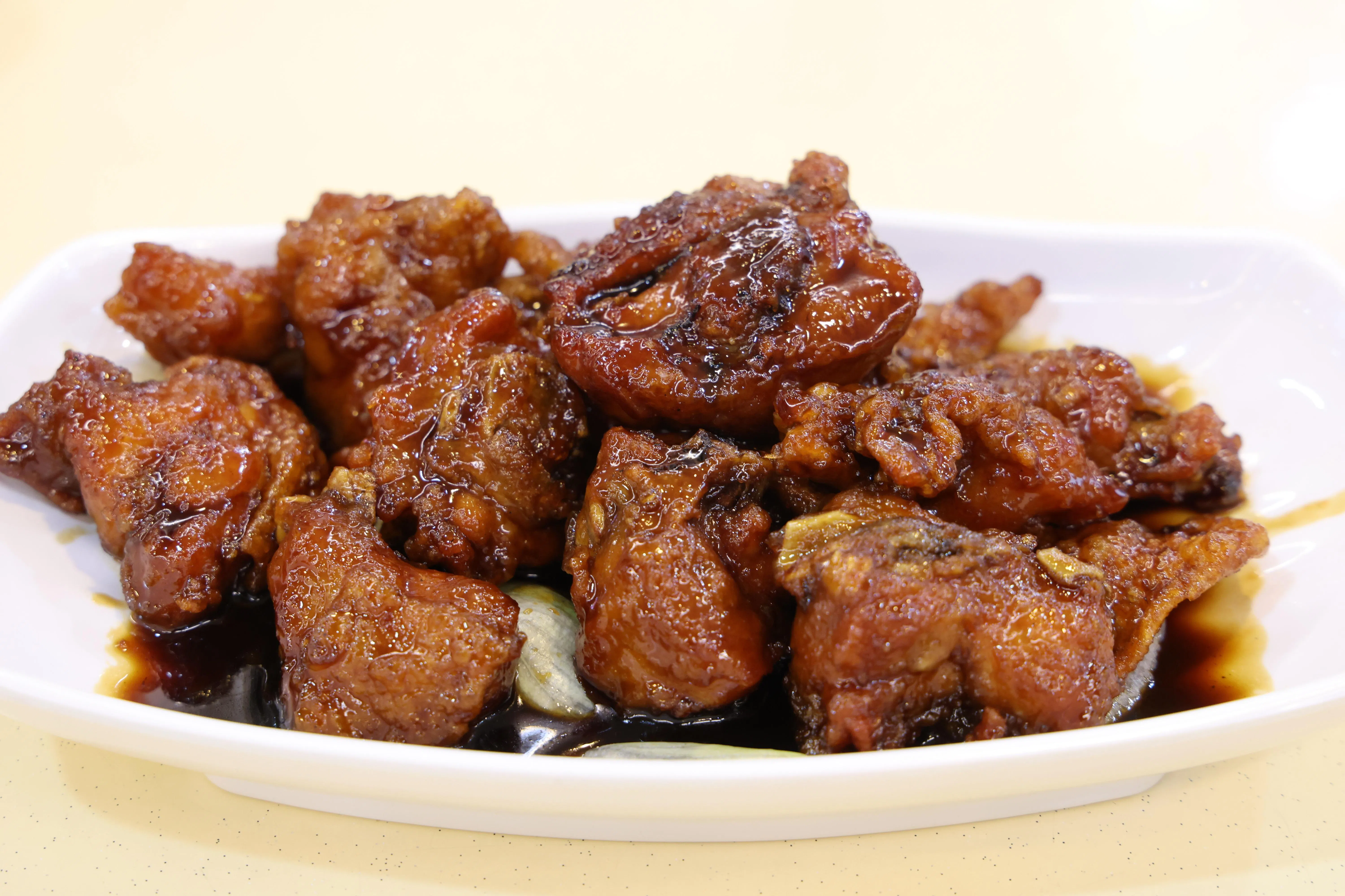 妈蜜鸡、妈蜜排骨是多数煮炒摊和菜馆常见的菜肴。（梁麒麟摄）